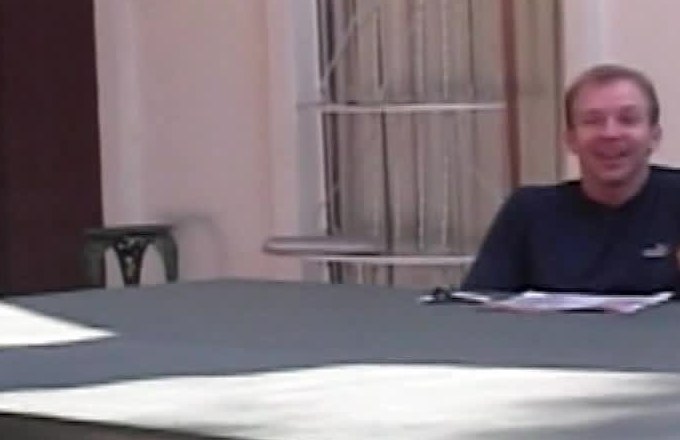 Hot glatbarberet babe inviteres med til Jacks gangbang party ...